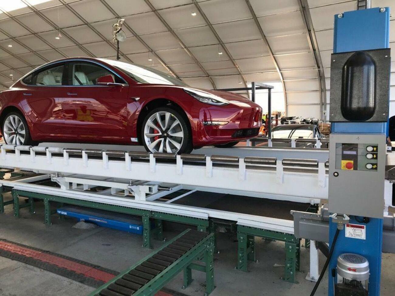 Línea de producción adicional del Tesla Model 3 en una carpa Línea de producción adicional del Tesla Model 3 en una carpa