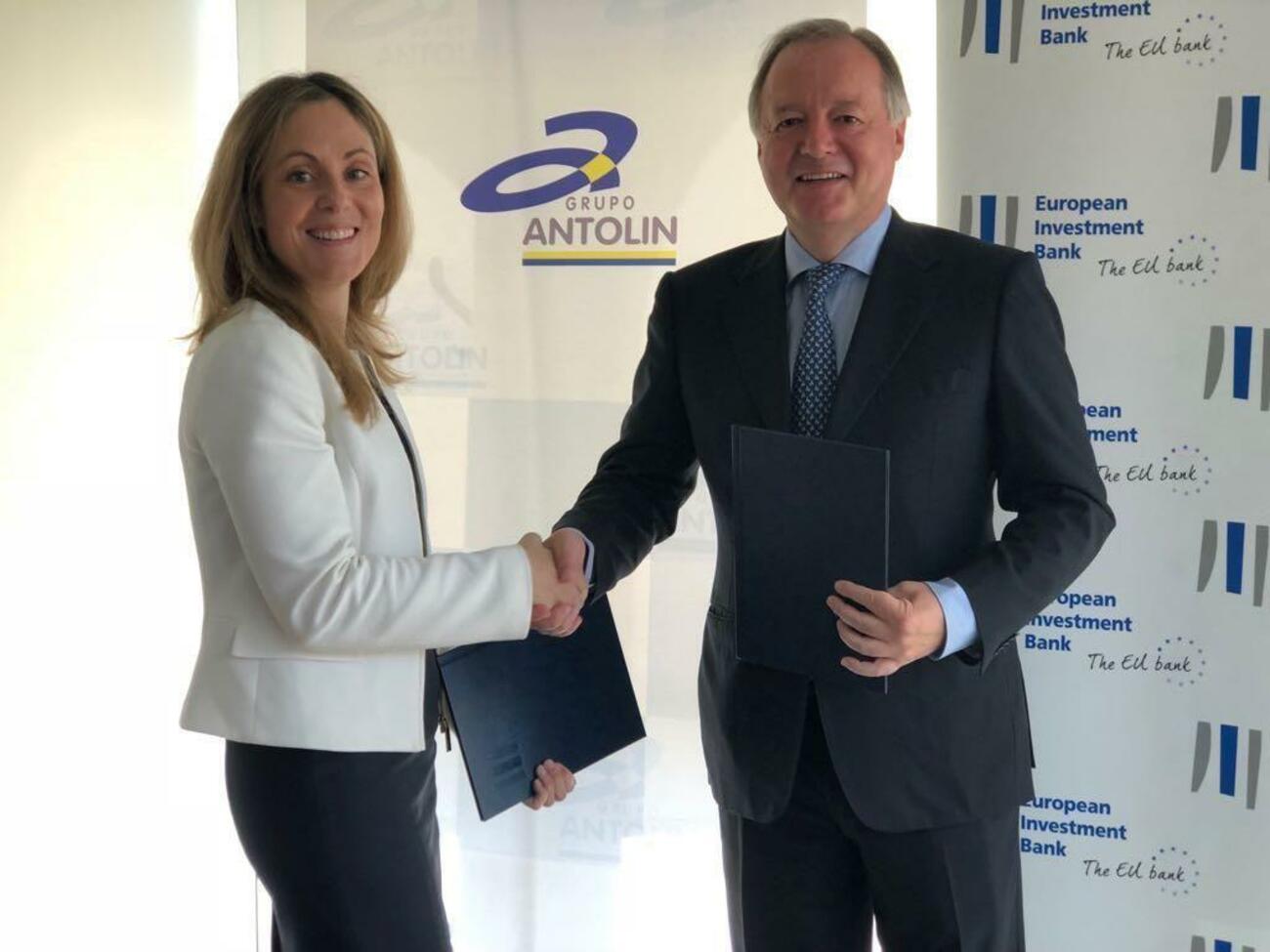 Ernesto Antolín, presidente de Grupo Antolín, junto a Emma Navarro, vicepresidenta y miembro del Comité de Dirección del BEI
