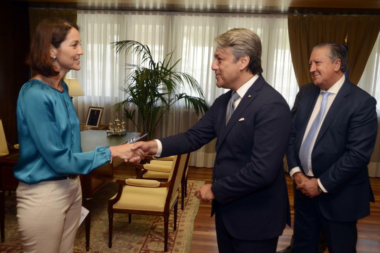 Luca de Meo, presidente de Seat, con la ministra de Industria, Reyes Maroto