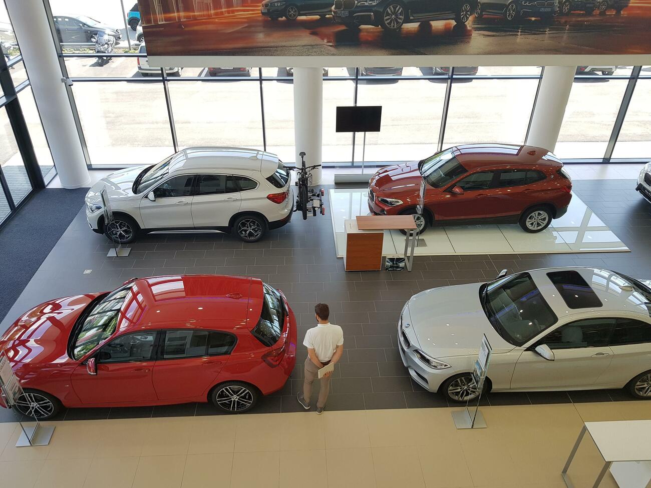 Interior de un concesionario de automóviles Interior de un concesionario de automóviles