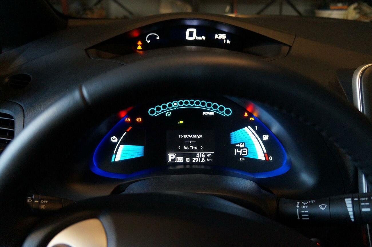 Tablero de un coche eléctrico autónomo Tablero de un coche eléctrico autónomo