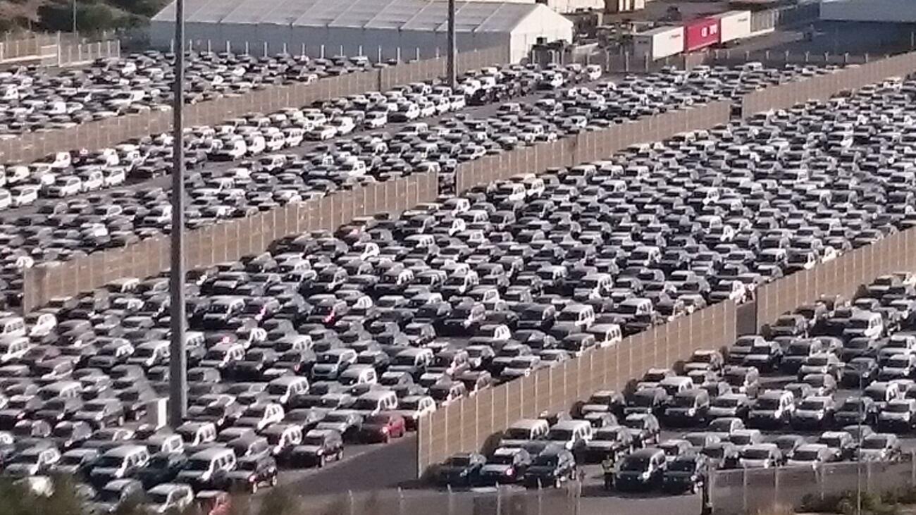 Coches listos para el embarque en el puerto de Tánger Coches listos para el embarque en el puerto de Tánger