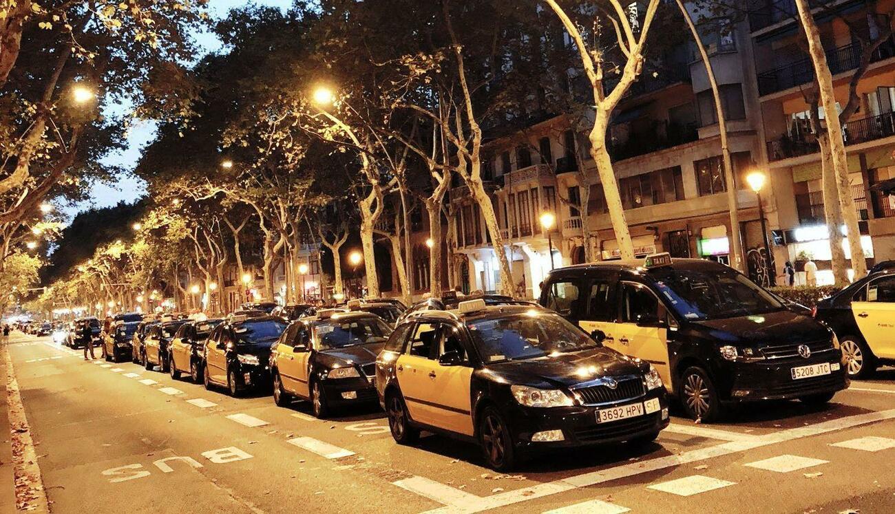 Taxis en la Gran Via de Barcelona por la huelga Taxis en la Gran Via de Barcelona por la huelga