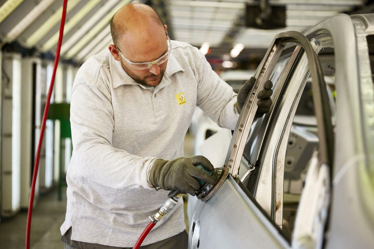 Un trabajador de la fábrica de coches de Renault de Palencia Un trabajador de la fábrica de coches de Renault de Palencia