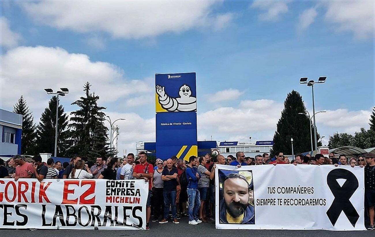 Manifestación por un accidente laboral mortal en la fábrica Michelin de Vitoria