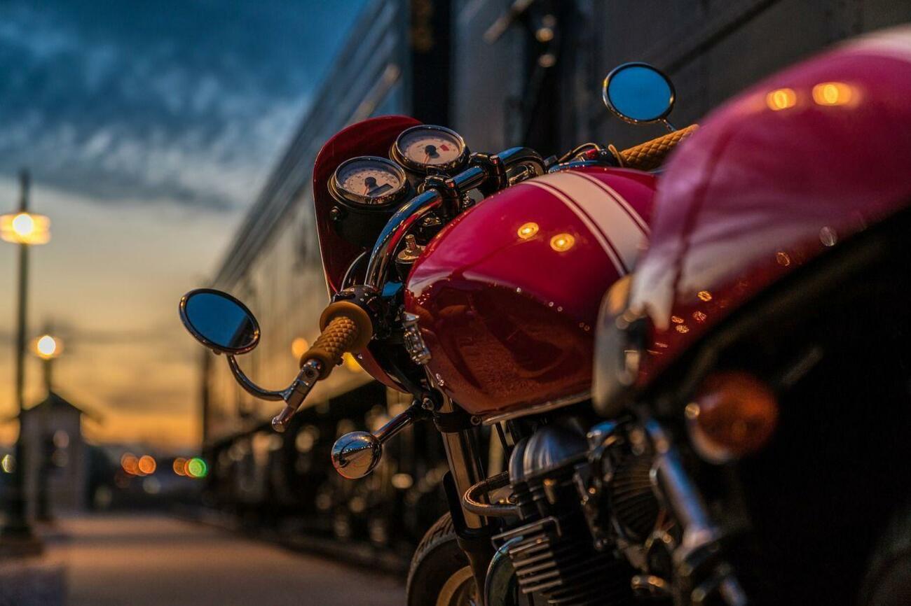 Una motocicleta aparcada Una motocicleta aparcada