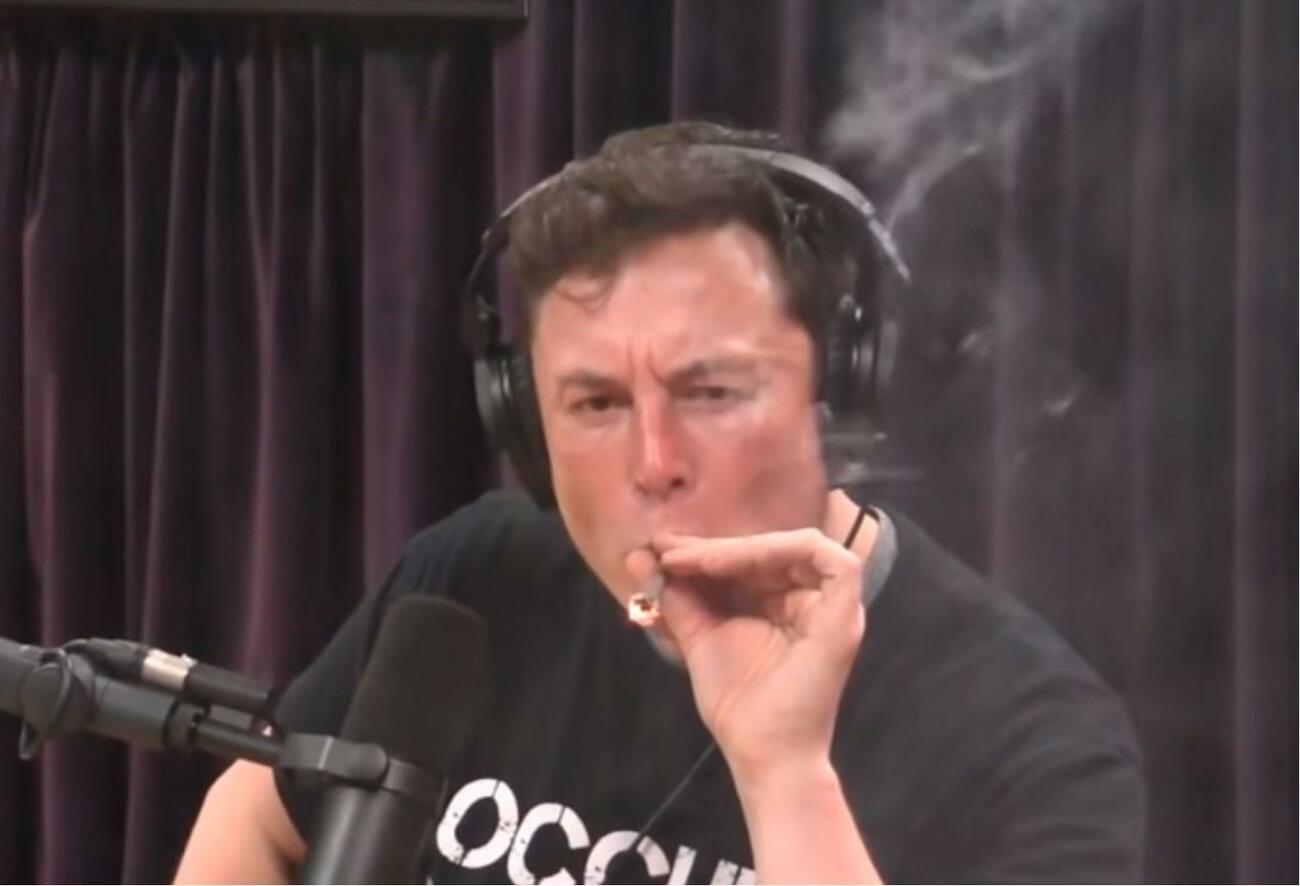 Las imágenes del vídeo de Elon Musk fumando un porro Las imágenes del vídeo de Elon Musk fumando un porro