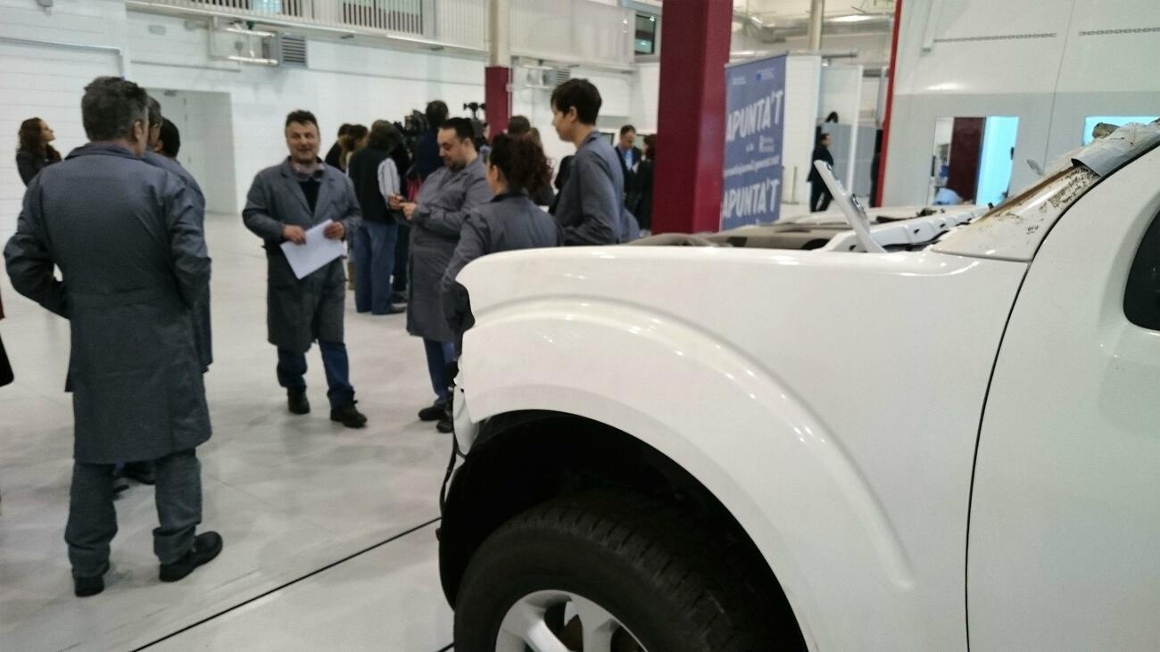 Estudiantes en el centro de FP de automoción de Martorell