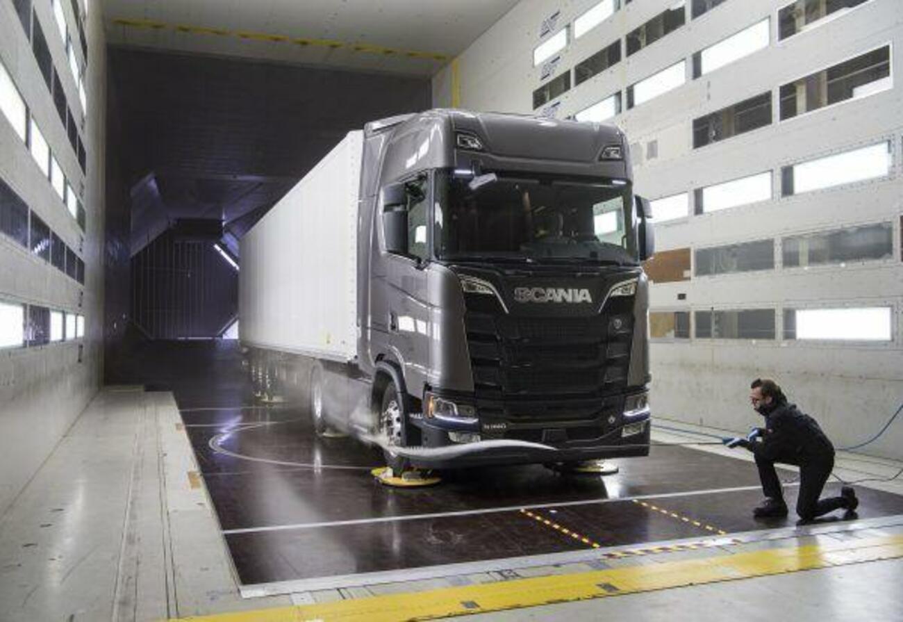 Un camión de la marca Scania en un taller