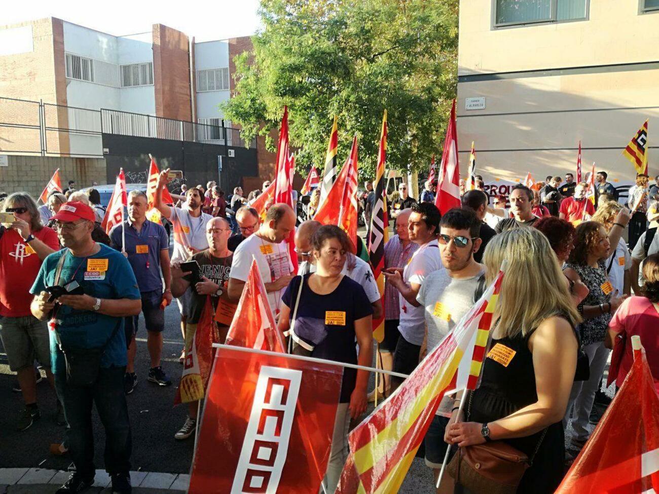 Concentración convocada por CCOO de trabajadores de SLM Sesé