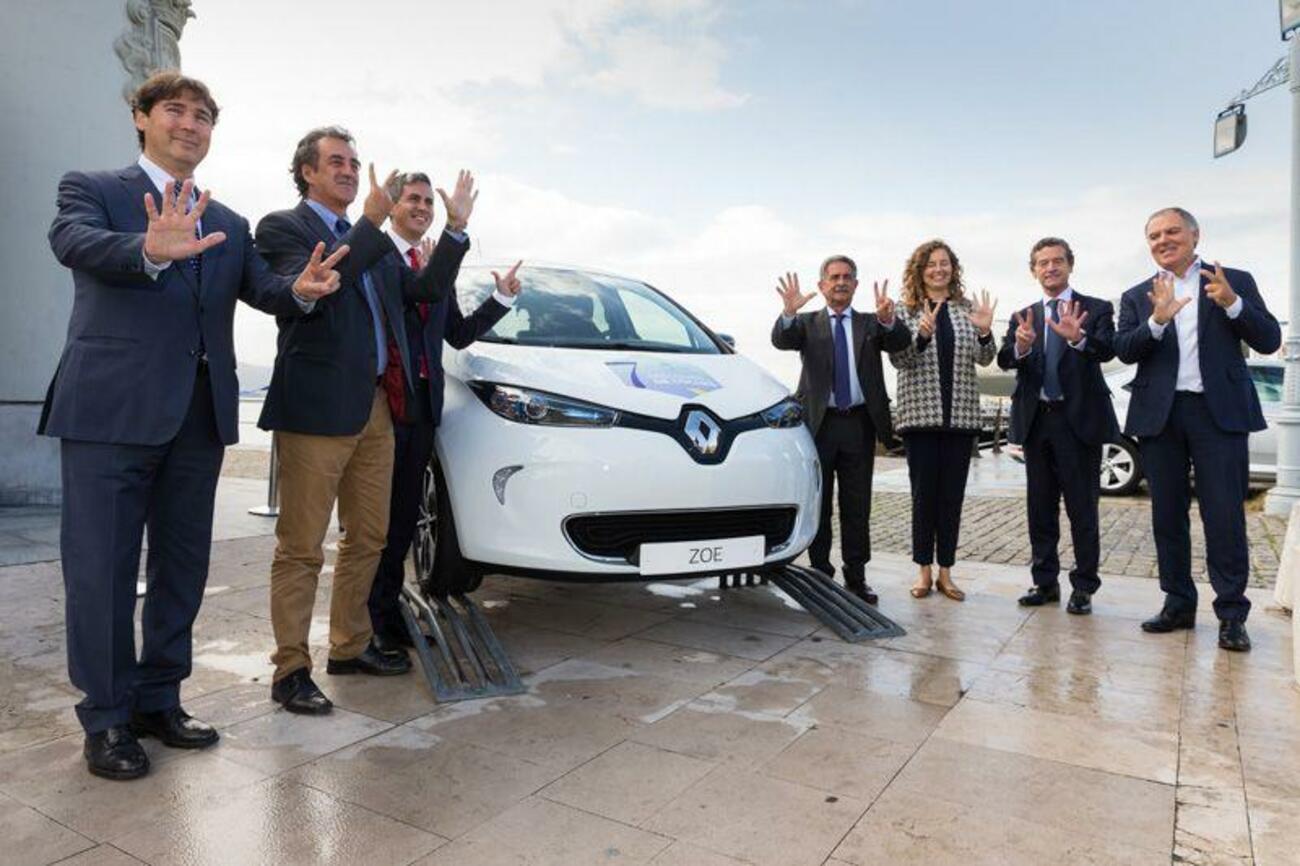 El presidente de Cantabria, Miguel Ángel Revilla, representantes de los fabricantes, los vendedores y de Puertos del Estado en el Puerto de Santander