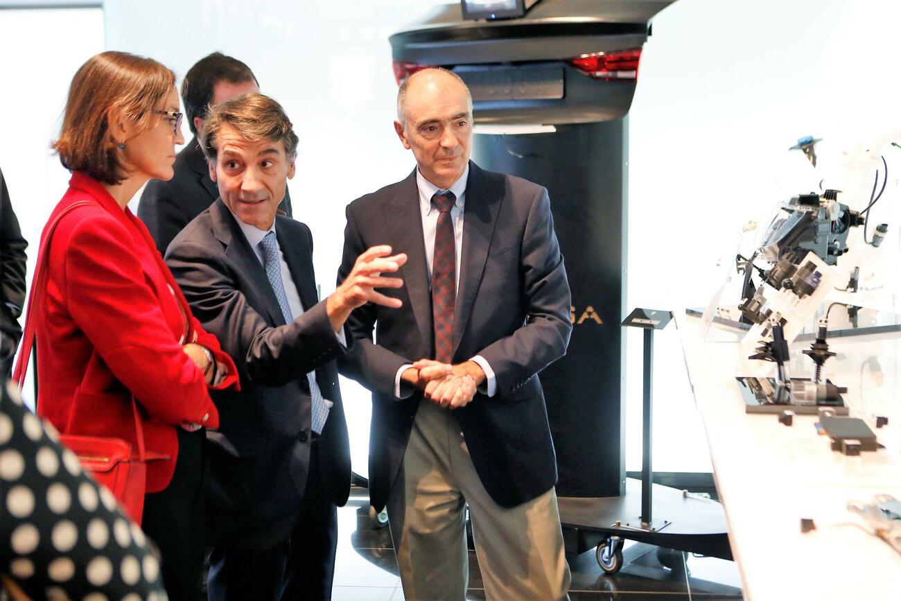 Javier Pujol con la exministra de Industria Reyes Maroto en Ficosa