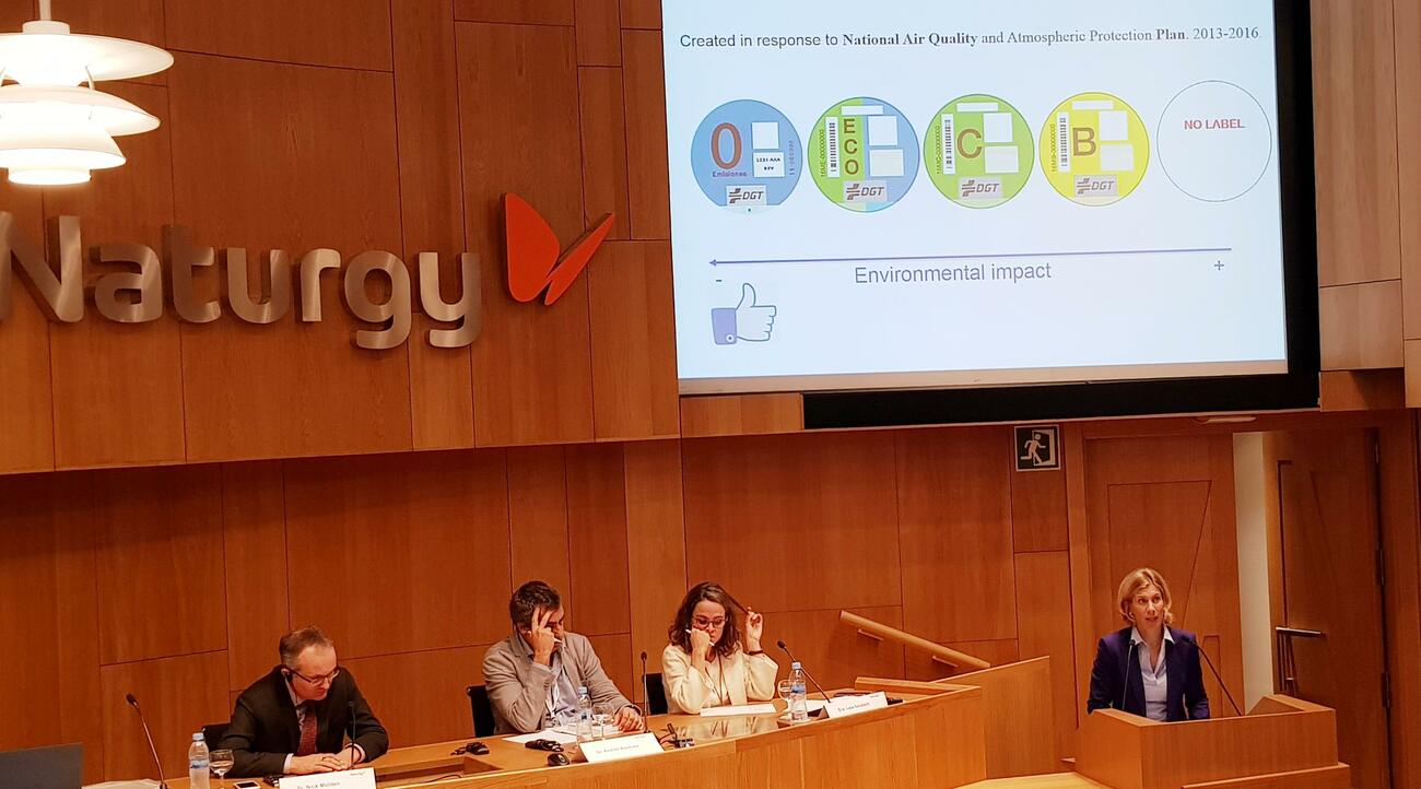 La pegatina de la DGT que certifica el nivel de emisiones de gases de los vehículos