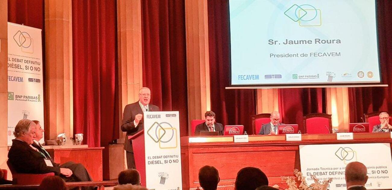 El presidente de la Federación de Concesionarios de Catalunya (Fecavem), Jaume Roura, en la celebración del debate sobre el diésel