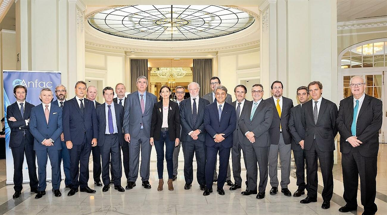 La ministra de Industria, Reyes Maroto, con la junta directiva de Anfac