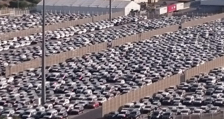 Coches listos para el embarque en el puerto de Tánger