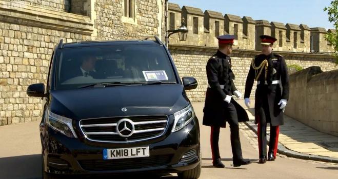 Príncipe Enrique llega a la boda en una Mercedes Clase V