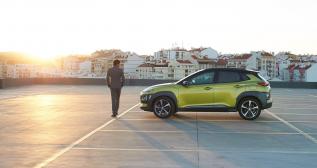El SUV Hyundai Kona en un parking El SUV Hyundai Kona en un parking