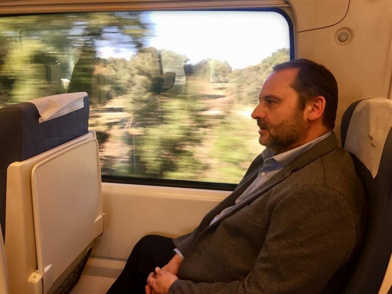 El ministro de Fomento, José Luis Ábalos, viaja de Cáceres a Madrid para comprobar lo mucho que tarda el tren