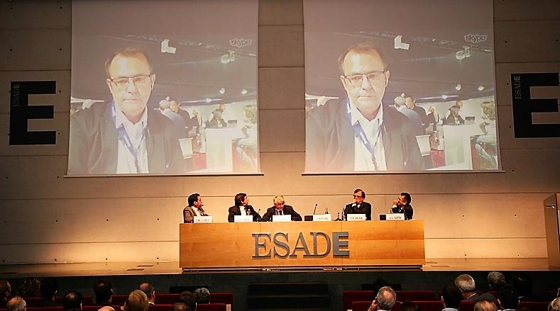 El periodista Toni Fuentes, director de Coche Global, durante una intervención en Esade.