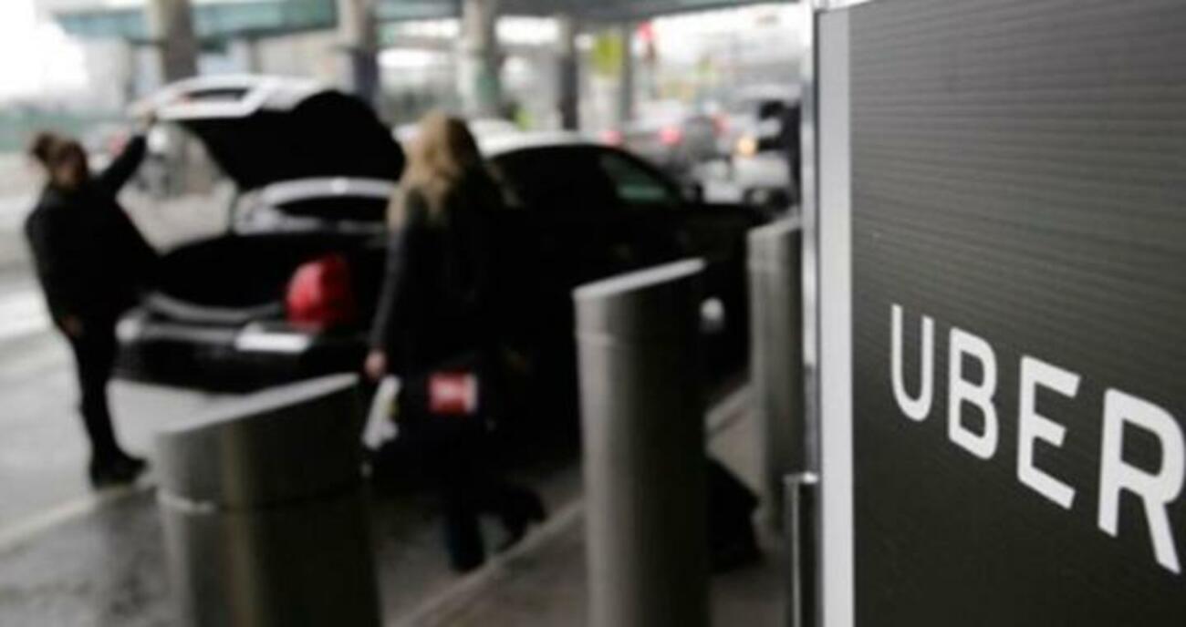 Imagen de un vehículo de Uber recogiendo a un pasajero / CG Imagen de un vehículo de Uber recogiendo a un pasajero / CG