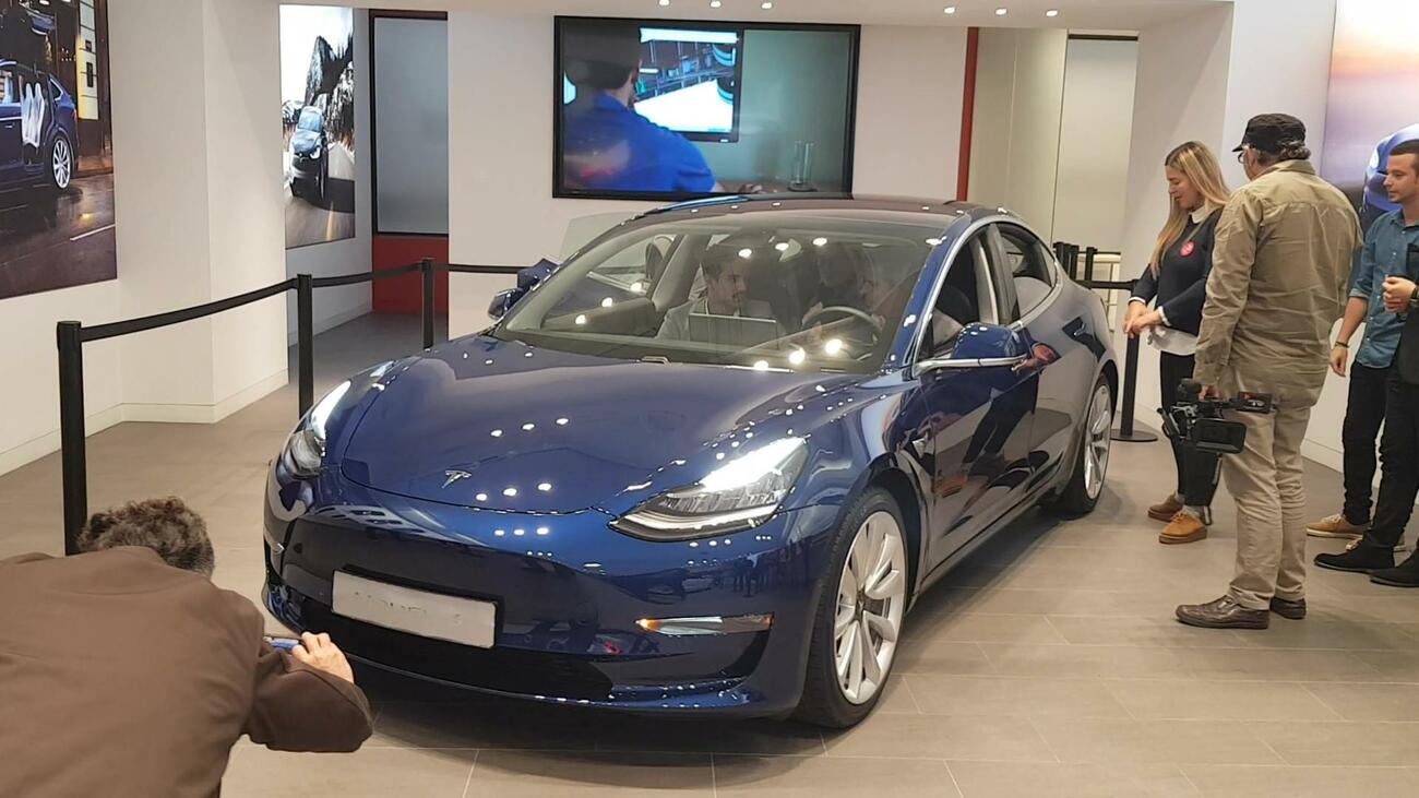 Varios clientes en un concesionario de Tesla Varios clientes en un concesionario de Tesla