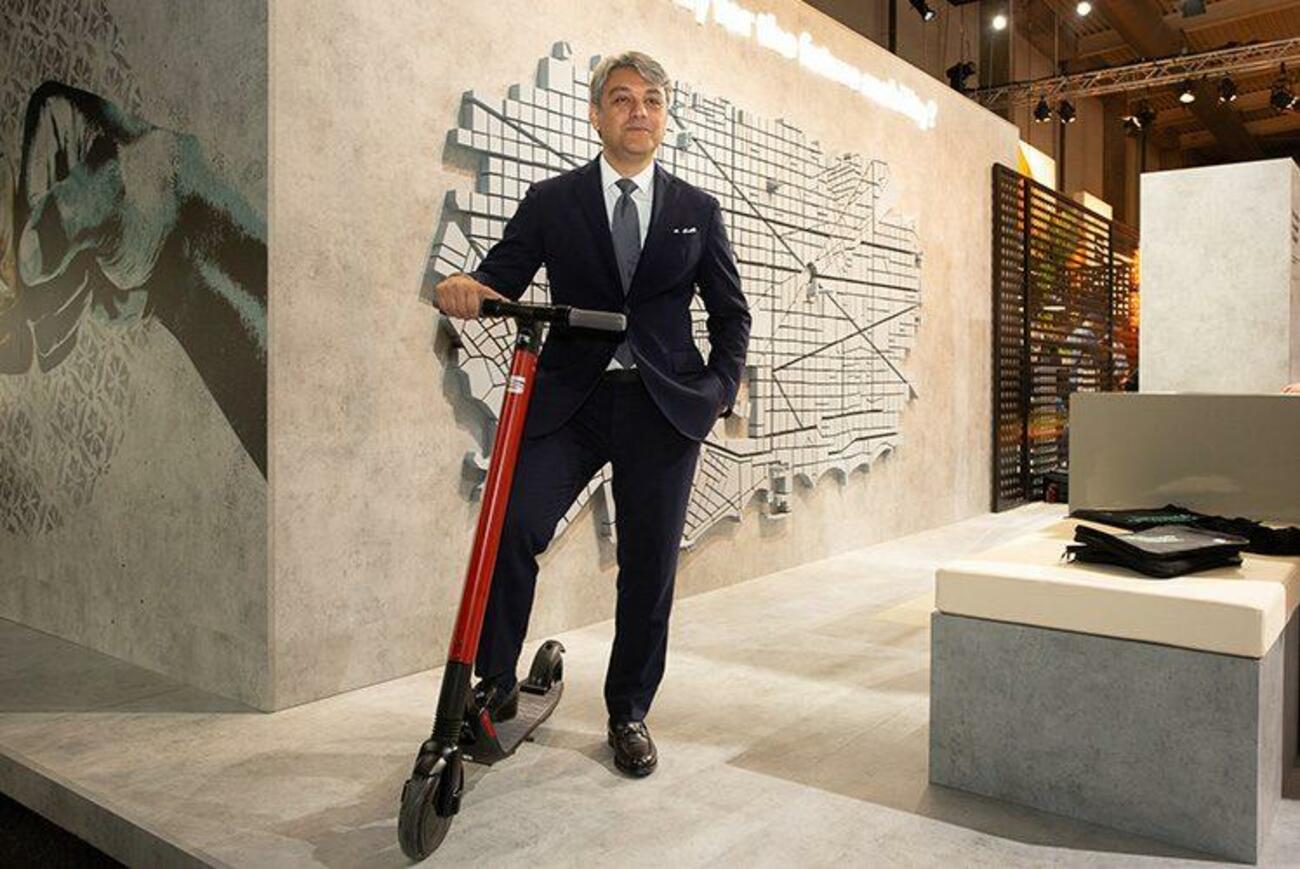 Luca de meo, presidente de Seat, con el patinete eléctrico Seat eXS en Smart City Expo World Congress