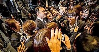 Carlos Ghosn, rodeado de admiradores en Japón
