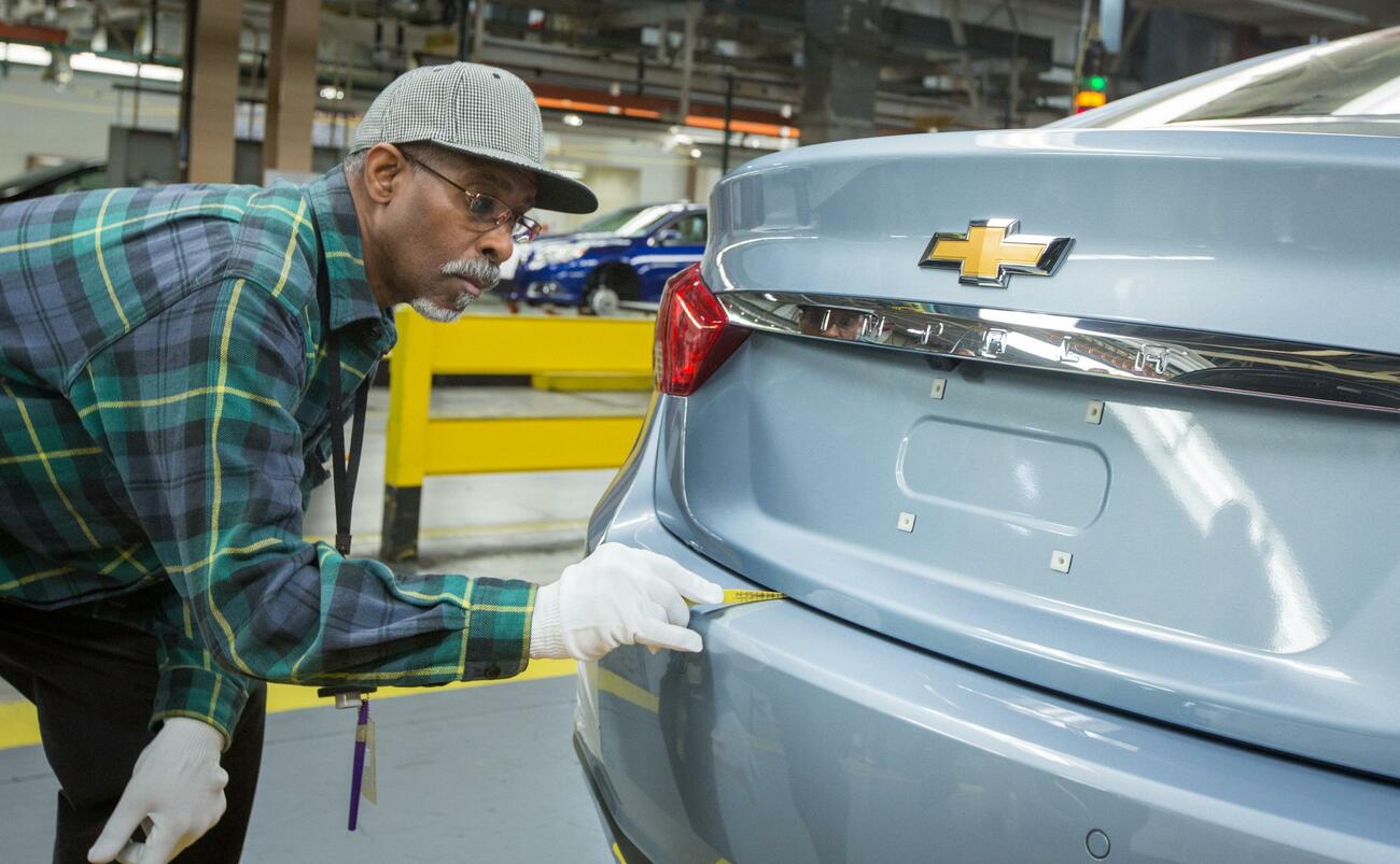 Un operario de GM comprueba un coche de Chevrolet en la planta de Detroit-Hamtramck