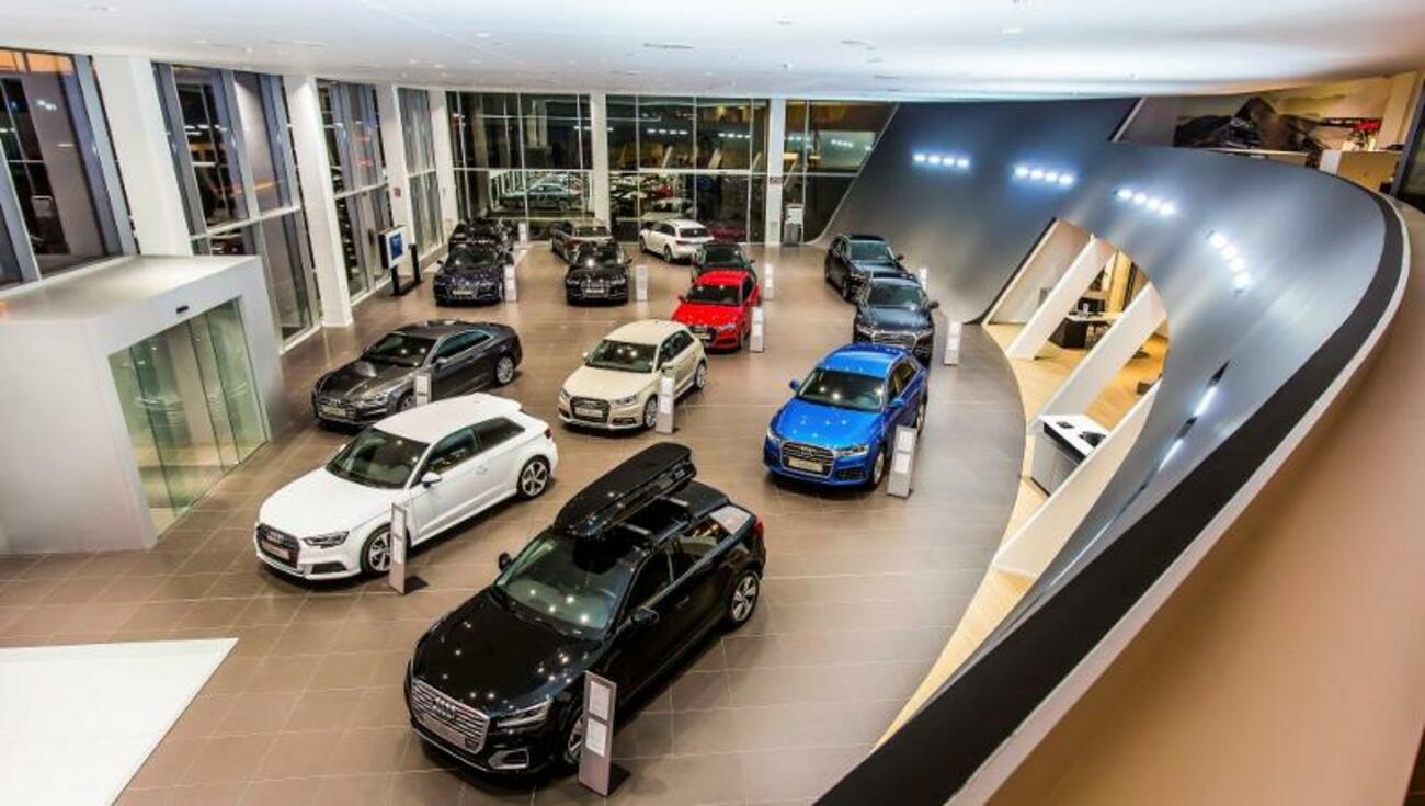 Coches expuestos en el interior de un concesionario de Audi / EFE Coches expuestos en el interior de un concesionario de Audi / EFE