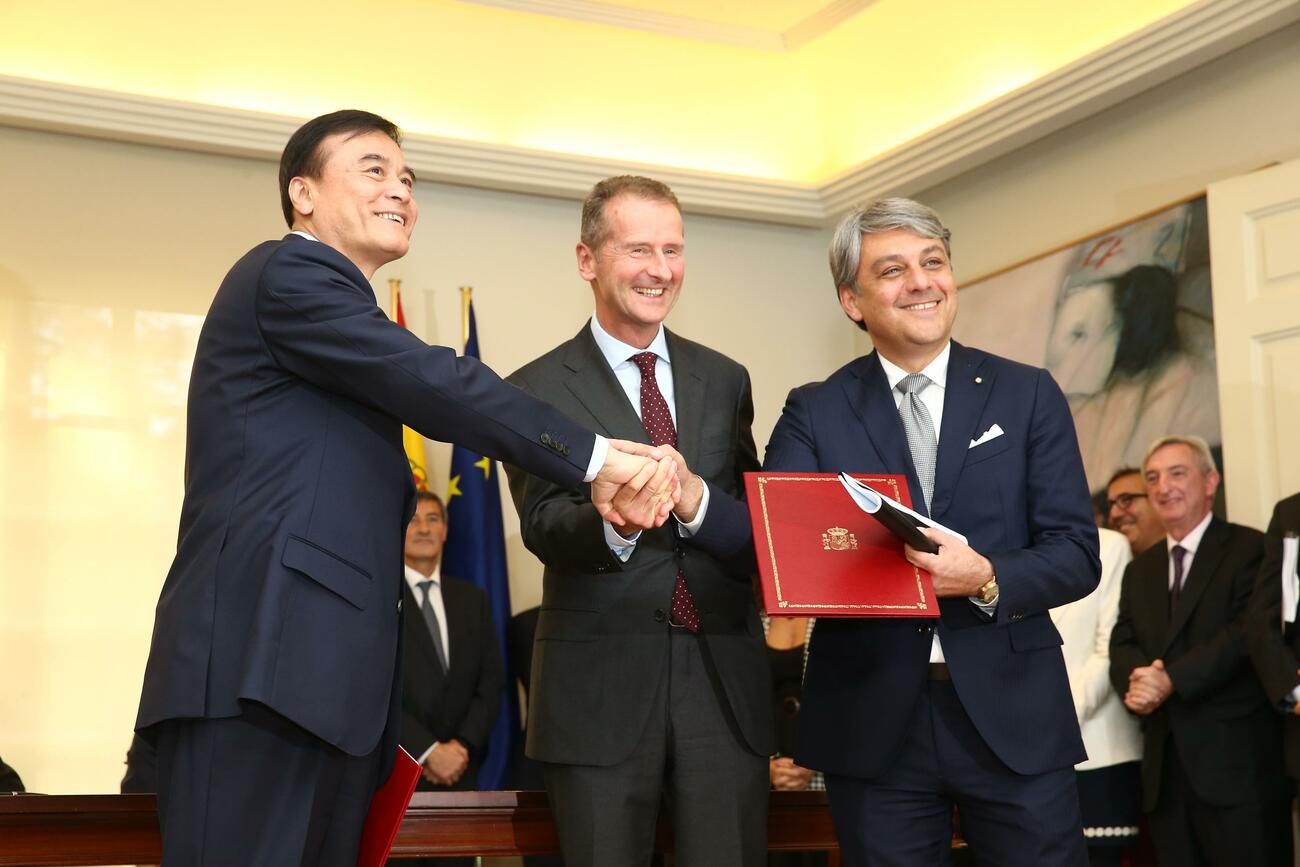 Herbert Diess (centro) y Luca de Meo (derecha), junto al presidente de la china JAC Herbert Diess (centro) y Luca de Meo (derecha), junto al presidente de la china JAC