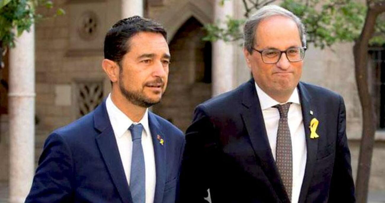 El presidente de la Generalitat, Quim Torra (d), junto al consejero de Territorio, Damià Calvet (i), que ha prometido comparecer en el Parlament para dar explicaciones sobre la T-Mobilitat / EFE
