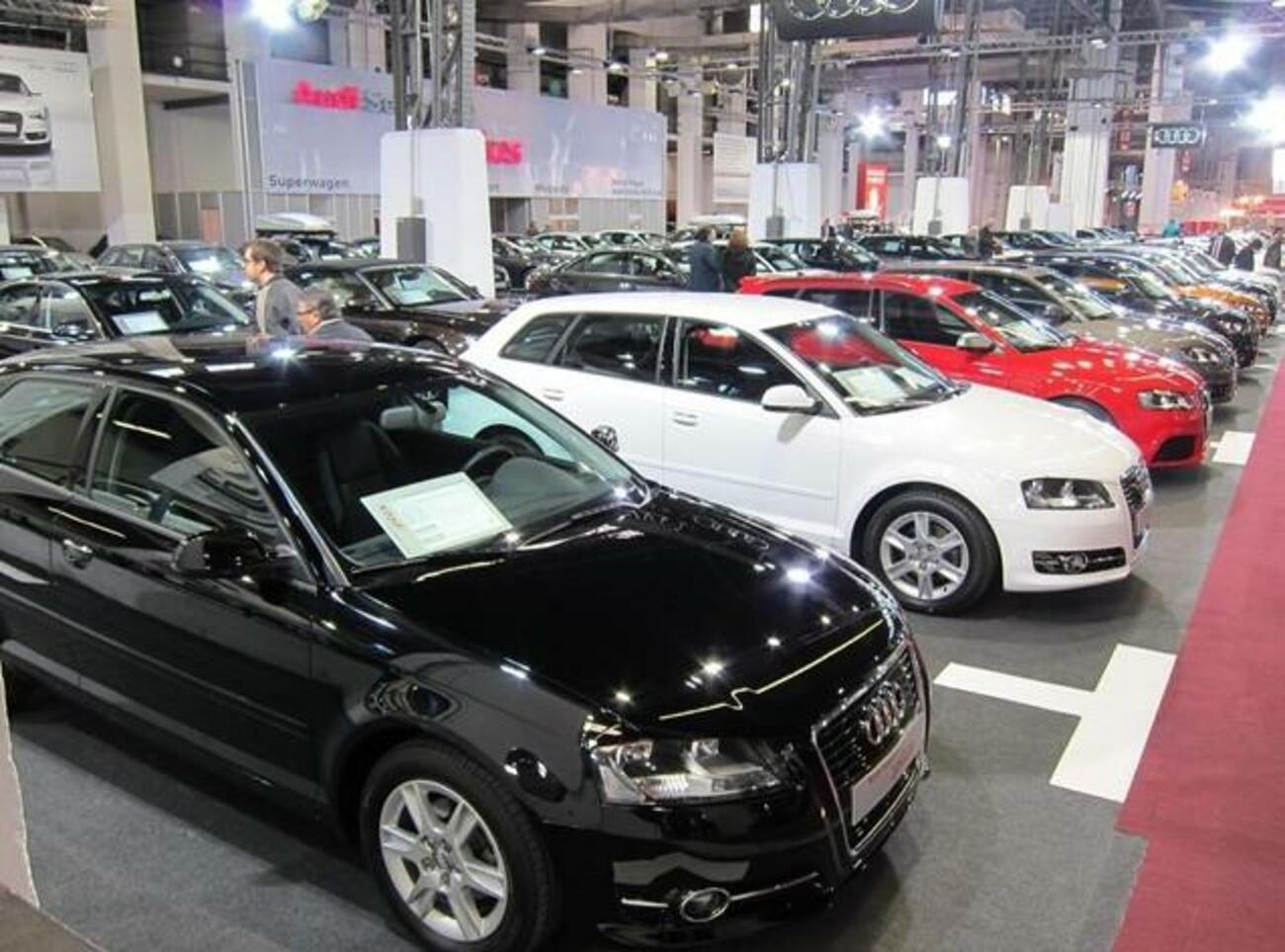 Vehículos diésel y gasolina en un concesionario / EP