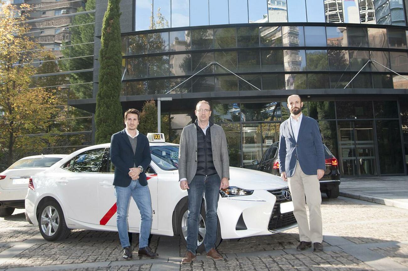 Eysa invierte en Taksee. De izquierda a derecha, Iván Pérez, director corporativo de Eysa; Javier Delgado, consejero delegado de la compañía y José María Cánovas, co-fundador de Taksee