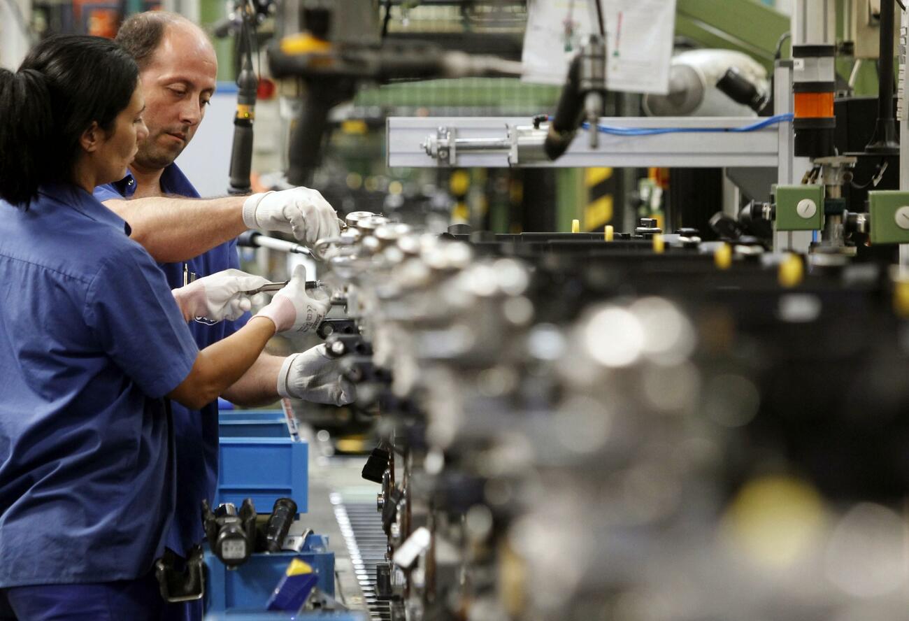 Dos trabajadores de una empresa en el interior de una fábrica / EFE Dos trabajadores de una empresa en el interior de una fábrica / EFE