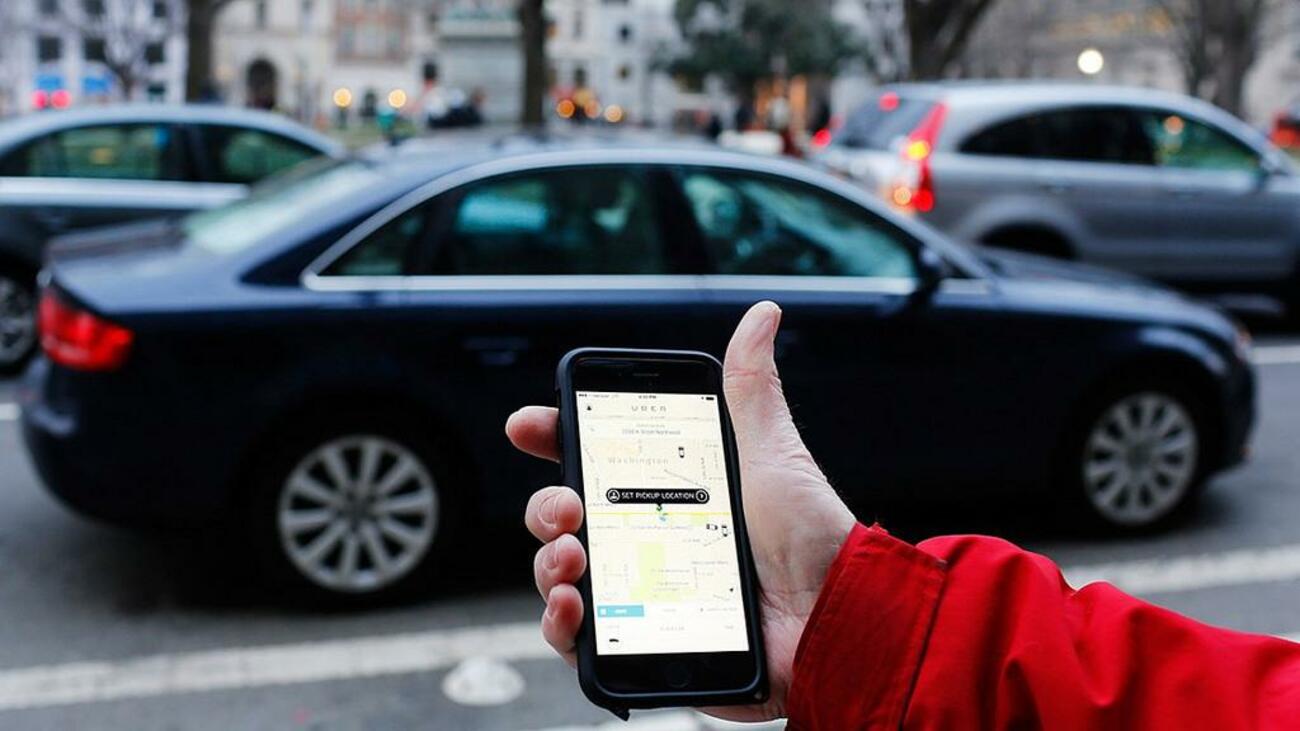 Un usuario pide un coche de Uber a través de la app