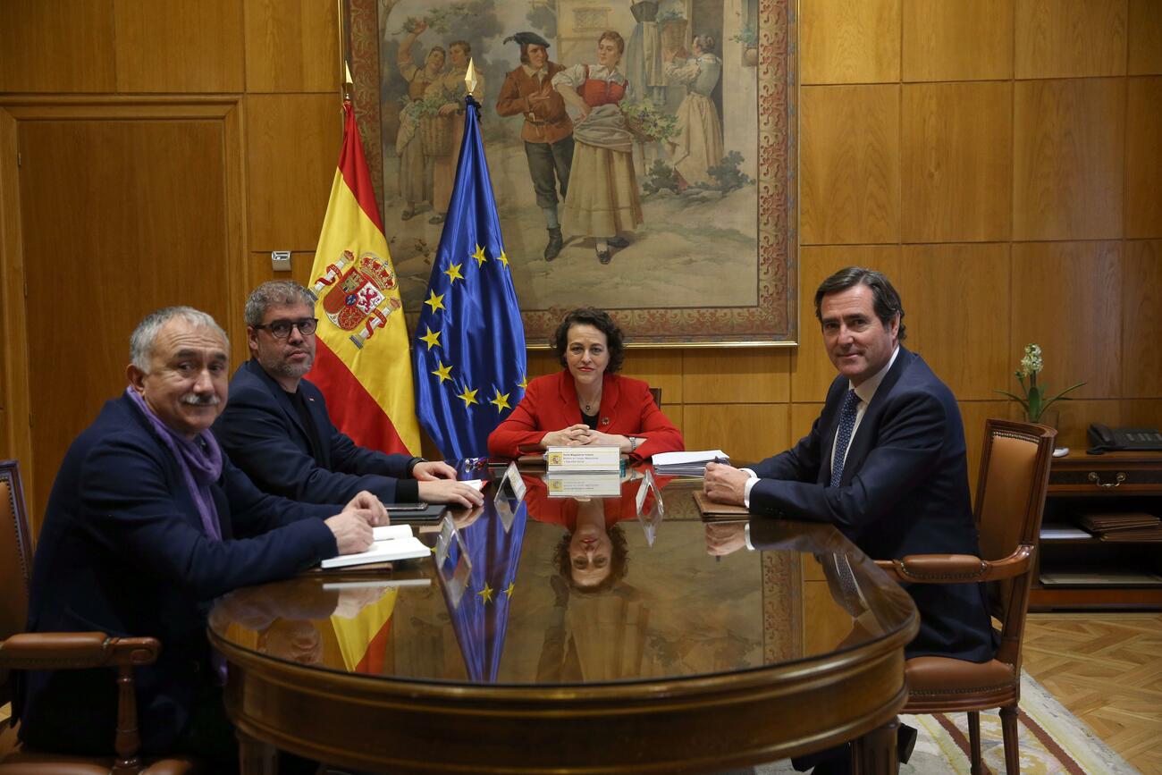 Mesa de diálogo social con los líderes de UGT, CCOO y CEOE y la ministra de Trabajo