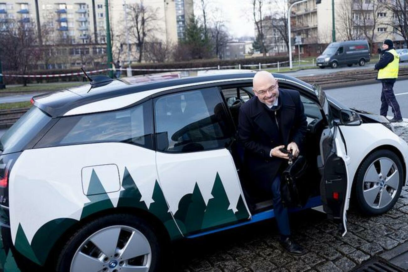 El presidente de COP24, Michał Kurtyka, en un coche eléctrico