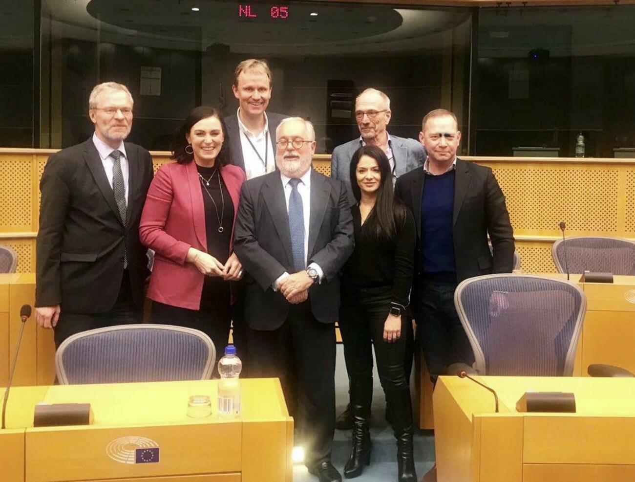 El comisario Miguel Arias Cañete junto a la comisión negociadora del acuerdo sobre CO2