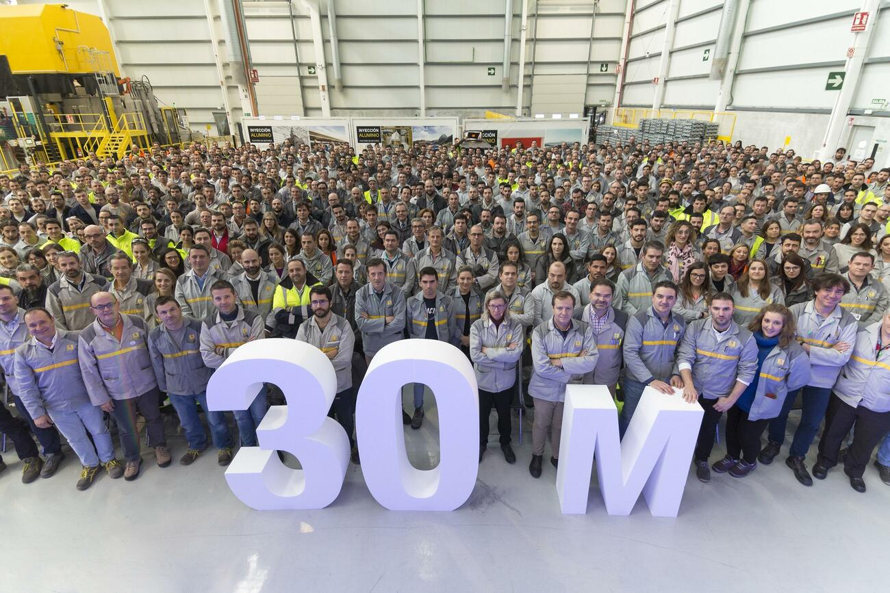 La plantilla de Renault de Valladolid celebra la producción de 30 millones de motores