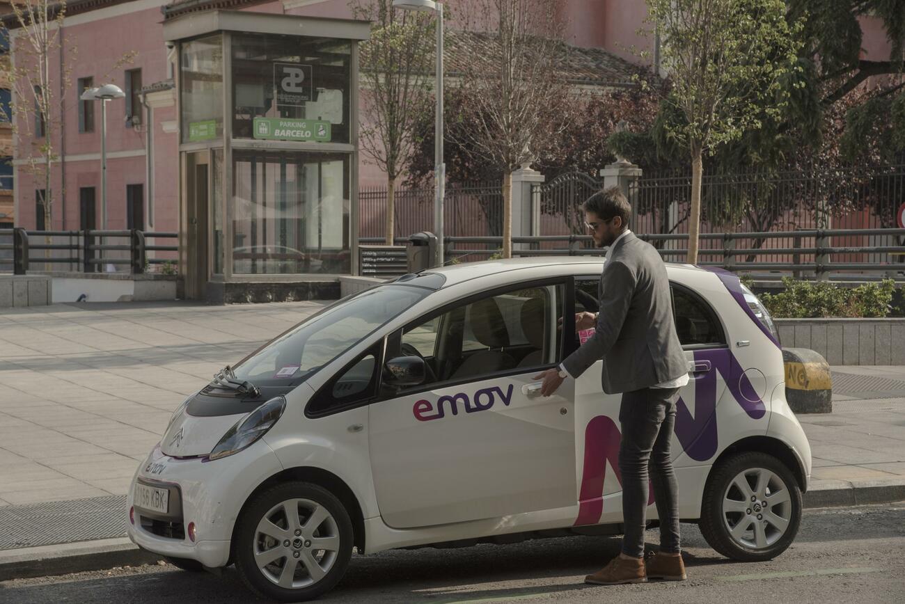 Un usuario del 'carsharing' de coches eléctricos Emov de Madrid Un usuario del 'carsharing' de coches eléctricos Emov de Madrid