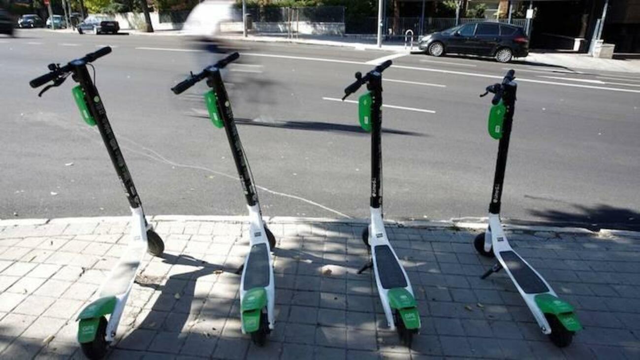 Patinetes eléctricos en la acera / EFE Patinetes eléctricos en la acera / EFE