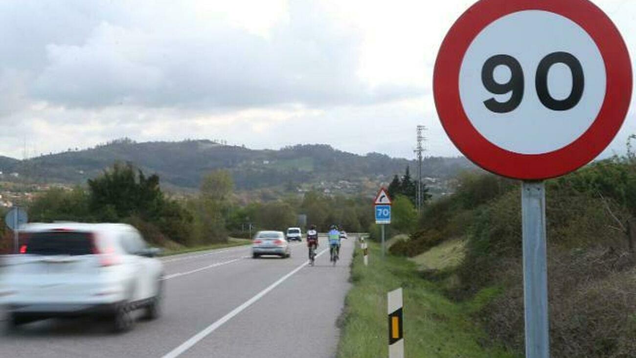 Señal de tráfico en una carretera concurrida Señal de tráfico en una carretera concurrida