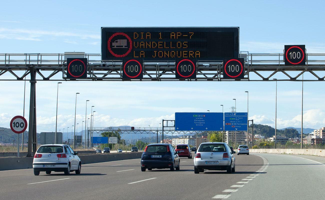 Varios coches circulando en una autopista Varios coches circulando en una autopista