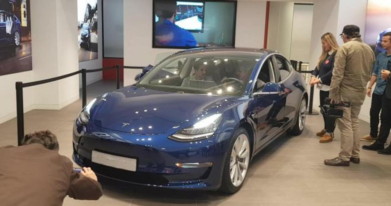 El Tesla Model 3, en el concesionario de Barcelona