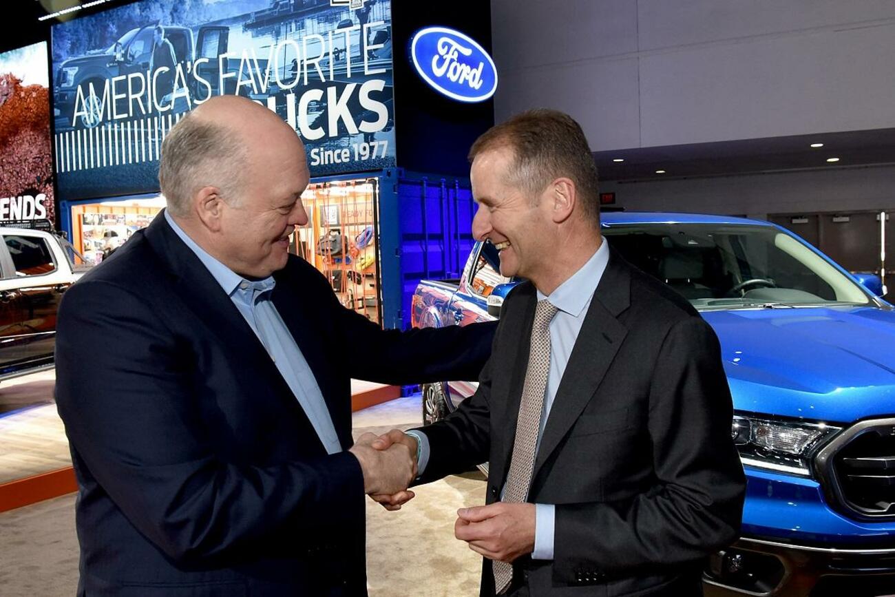 Jim Hackett (Ford) y Herbert Diess (Volkswagen), en el Salón de Detroit