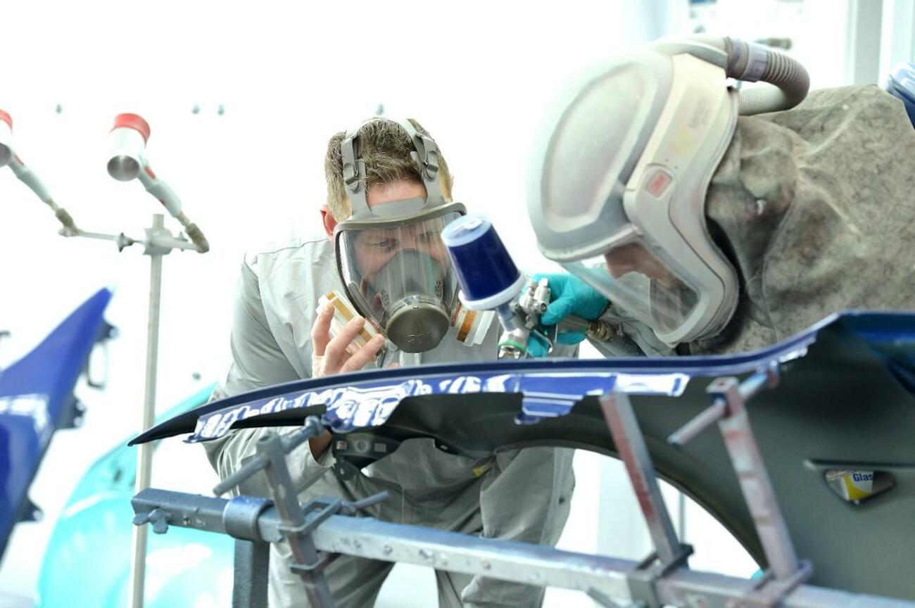 Aplicación de pintura sobre una pieza de un coche en el laboratorio de BASF Aplicación de pintura sobre una pieza de un coche en el laboratorio de BASF