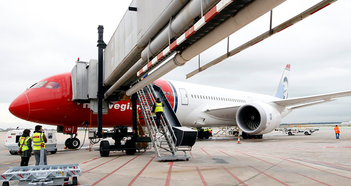 Imagen de un avión de Norwegian Air Shuttle en el aeropuerto de El Prat de Barcelona / CG Imagen de un avión de Norwegian Air Shuttle en el aeropuerto de El Prat de Barcelona / CG