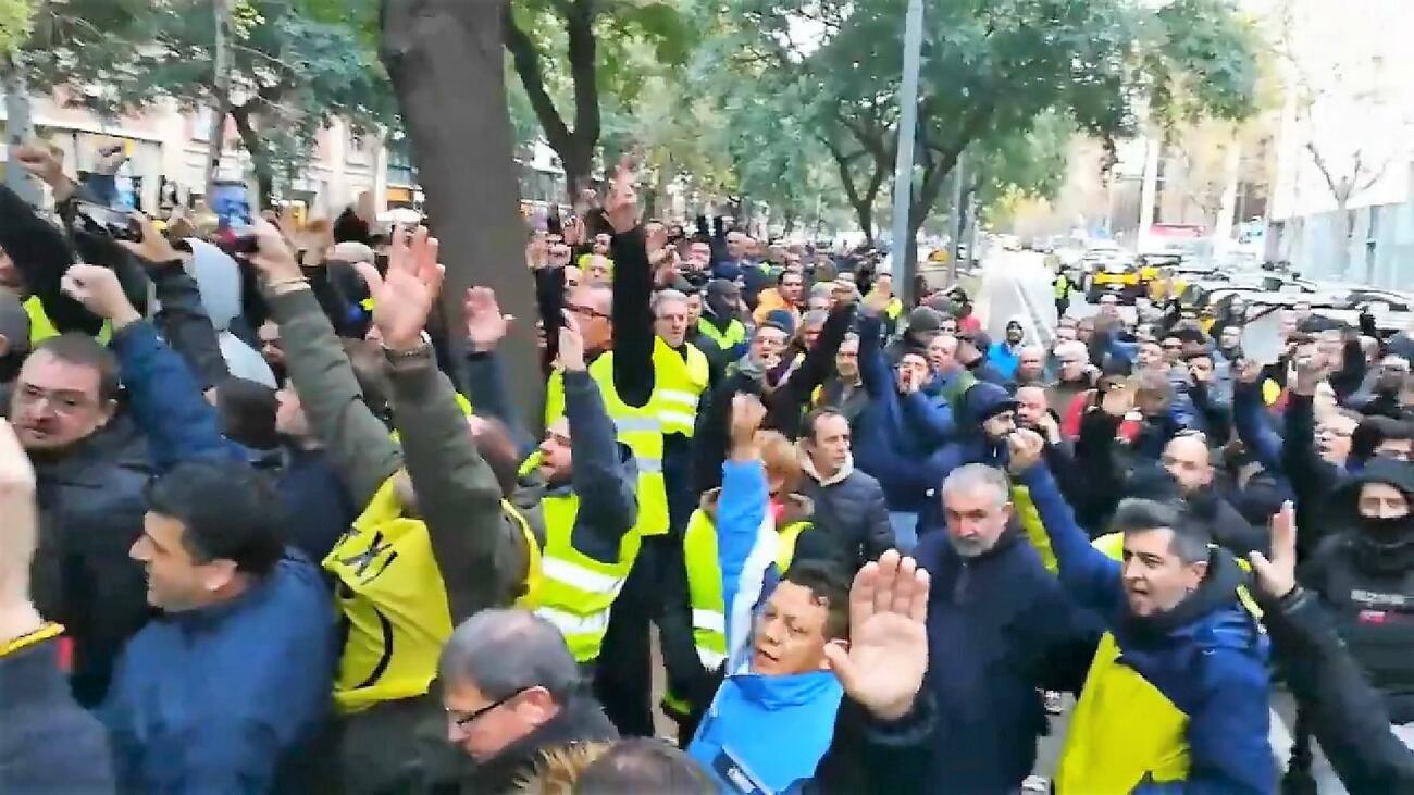 La asamblea de taxistas de Barcelona vota la huelga