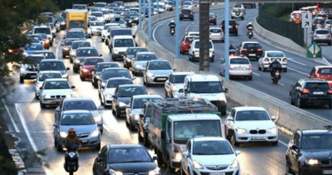 Uno de los habituales atascos en las entradas de Barcelona, la ciudad que está inmersa en un debate sobre la movilidad / EFE